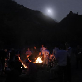 Men-Campfires_Moon-rise-over-Pinnacle